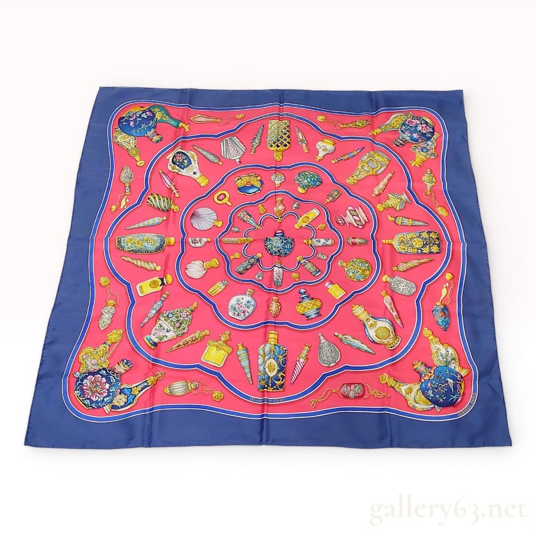 Hermes Qu'importe le flacon Silk Carre 90 Scarf: This is a vintage Hermes silk carre 90 scarf featuring the Quâ€™importe le flacon (Whatever the bottle...) pattern, originally designed by artist Catherine Baschet and first issued in 1988. Th