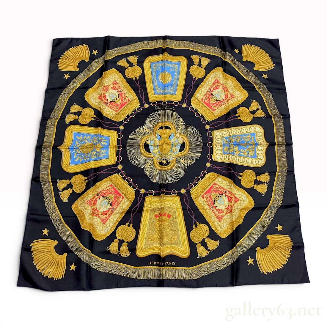 Hermes Poste et Cavalerie Silk Carre 90: Hermes silk carre 90 featuring the Poste et Cavalerie pattern designed by Francoise de la Perriere. The scarf is made of 100 percent silk twill. The design features a central circular medallion surrou