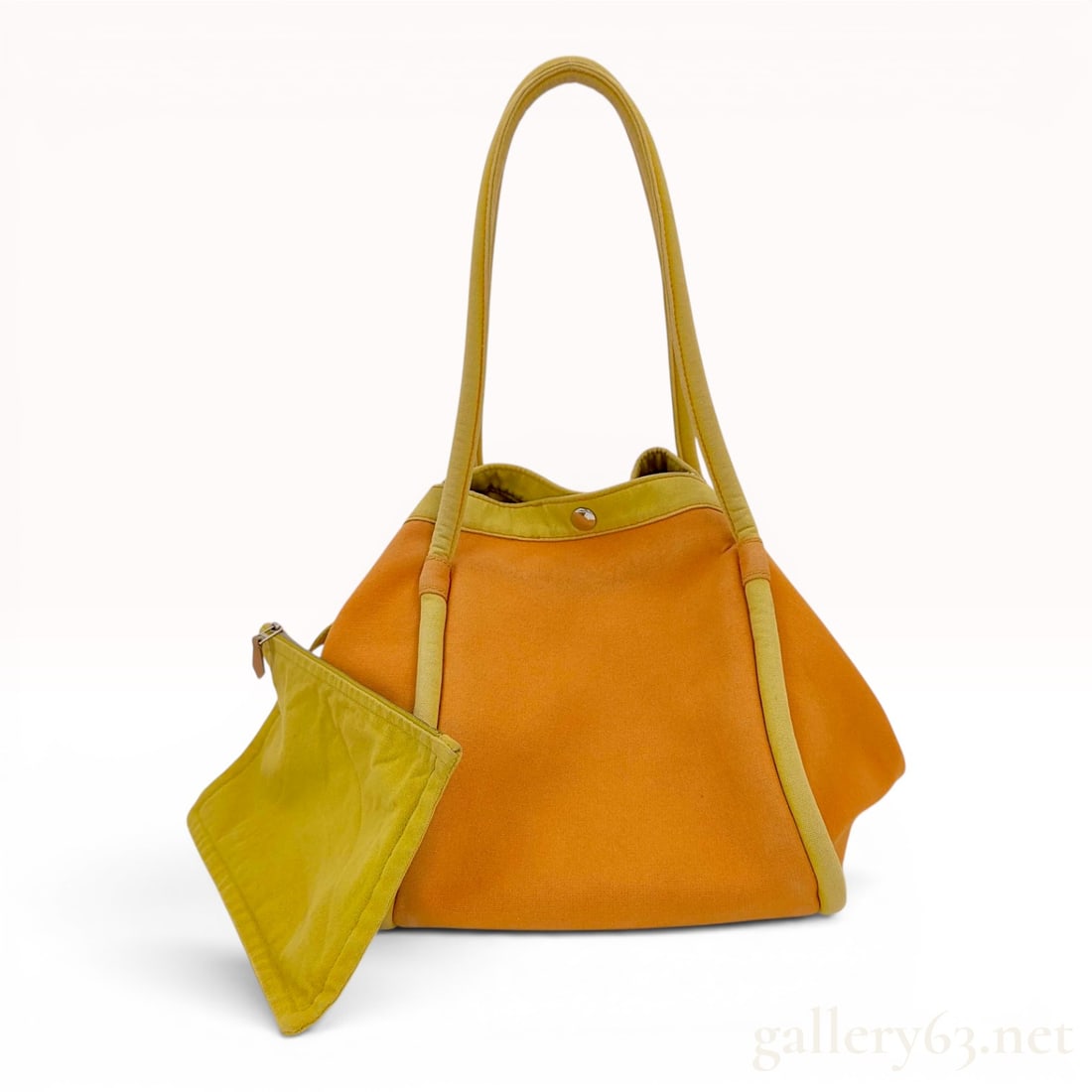 Hermes Lindy Beach Tote in Orange and Yellow Canvas with Matching Pouch: This Hermes Lindy Beach Bag is crafted from orange toile canvas featuring contrasting yellow-green fabric trim and dual shoulder straps. The bag is secured with a central snap-top closure and includes