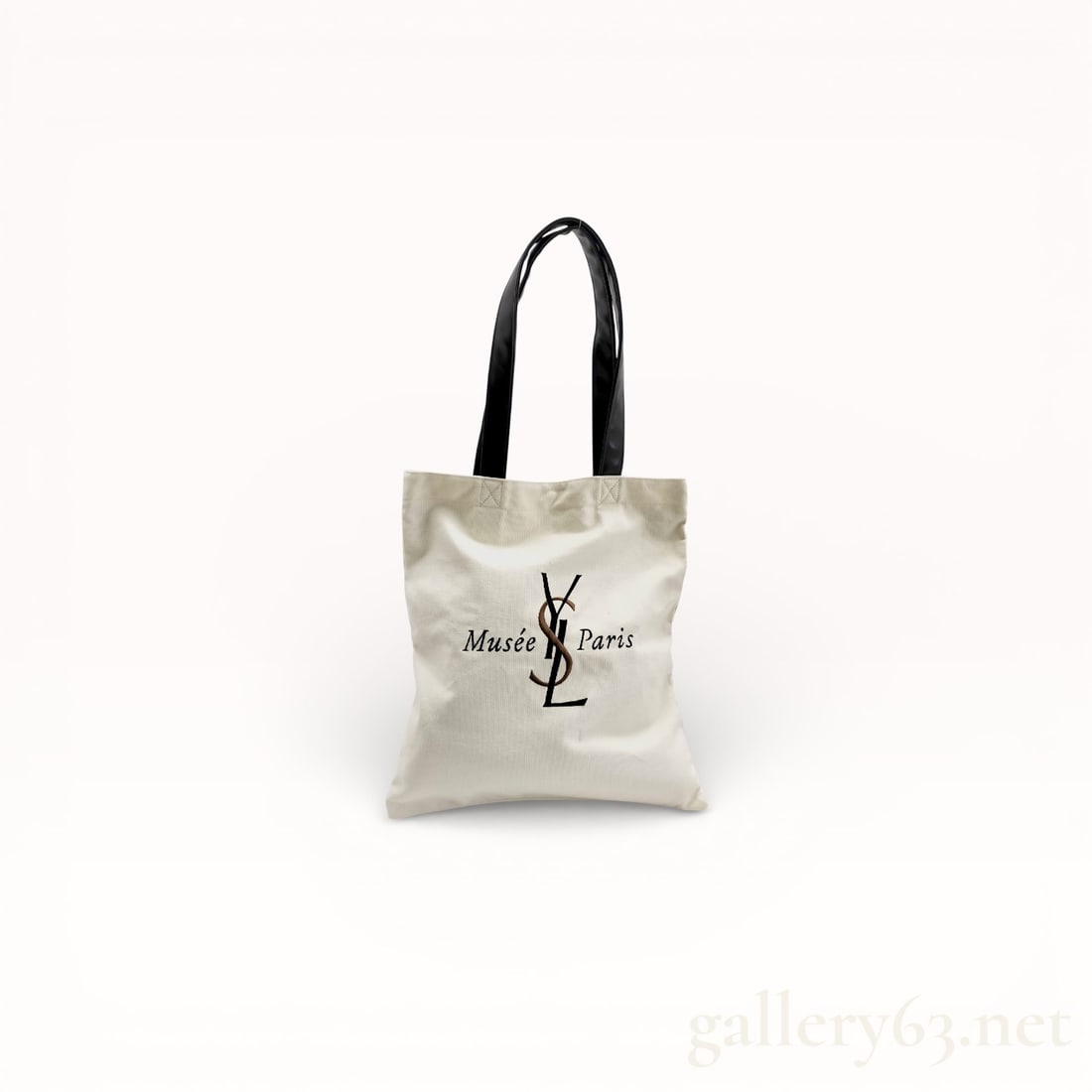 Musee Yves Saint Laurent Paris Canvas Exhibition Tote Bag: Musee Yves Saint Laurent Paris canvas tote bag, an official souvenir item from the museum. The exterior is crafted from cream-colored heavyweight canvas with a printed logo and black synthetic leather