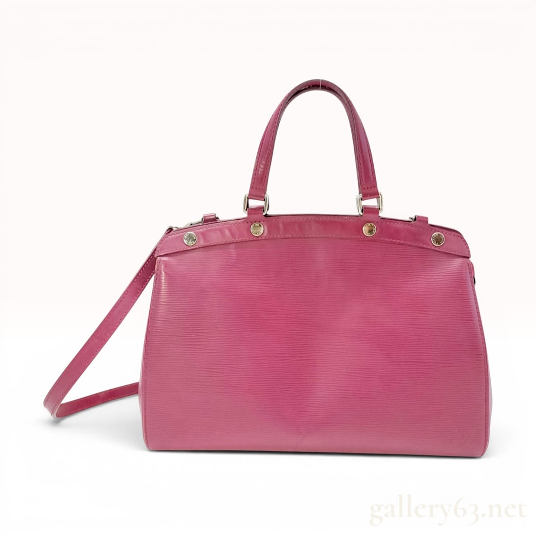 Louis Vuitton Fuchsia Epi Leather Brea MM Satchel: A Louis Vuitton Brea MM satchel crafted in fuchsia pink Epi leather. The bag features a structured silhouette with the signature horizontal textured grain of Epi leather, complemented by smooth tonal 