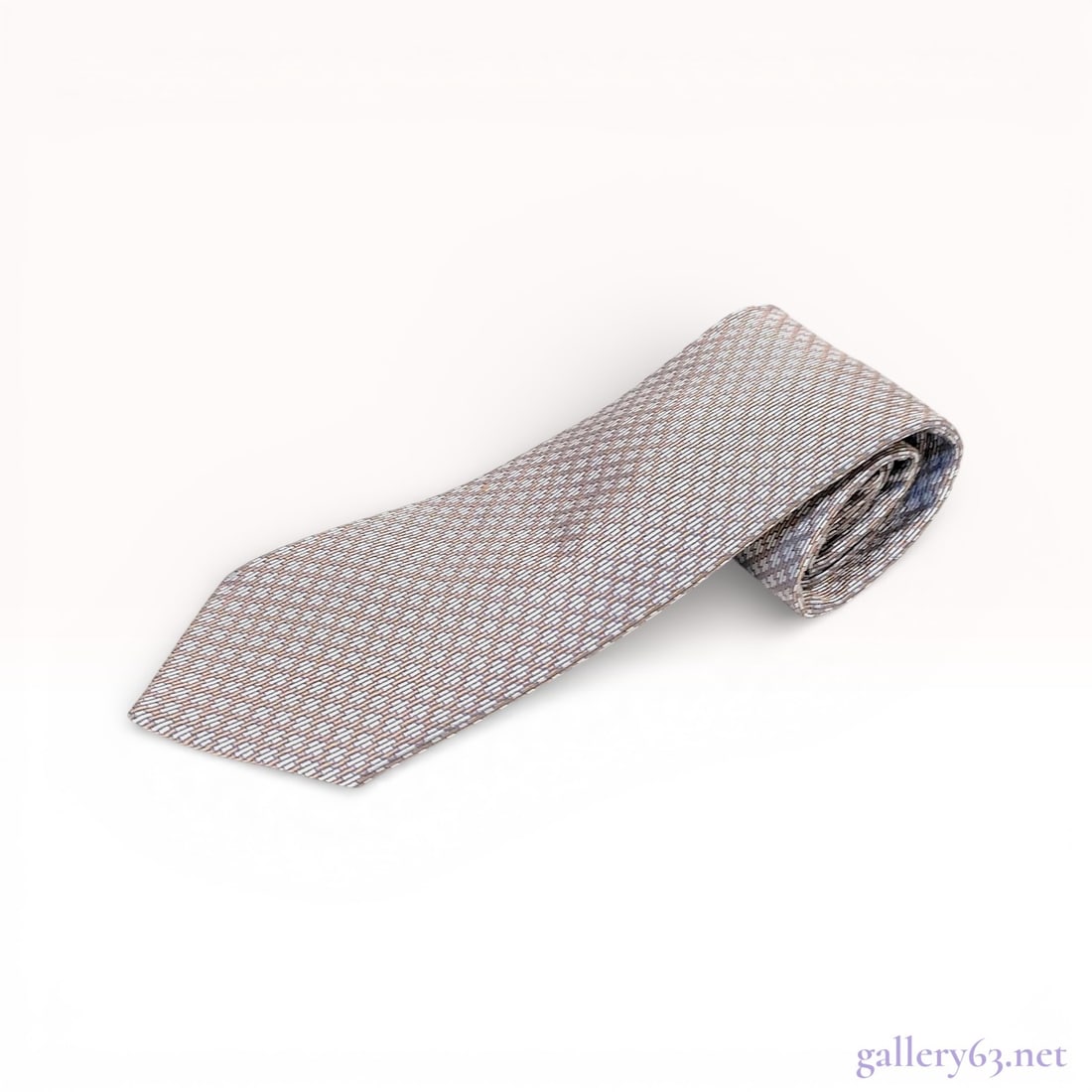 Hermes Men's Silk Necktie, Geometric Jacquard Pattern: A fine men's necktie by Hermes, Paris. Handcrafted in France from 100% silk, this accessory features a sophisticated geometric jacquard weave. The design presents a brick-like pattern of small horizon