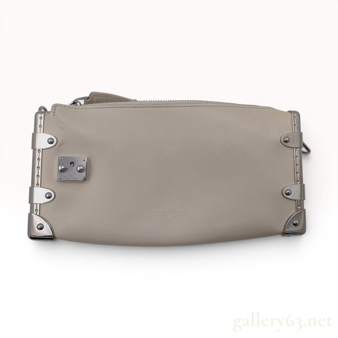 Louis Vuitton Slim Trunk in Cream Calfskin Leather: This item is in excellent condition. A Louis Vuitton Slim Trunk handbag crafted from smooth cream-colored calfskin leather. This contemporary, soft-structured design is inspired by the house's heritag