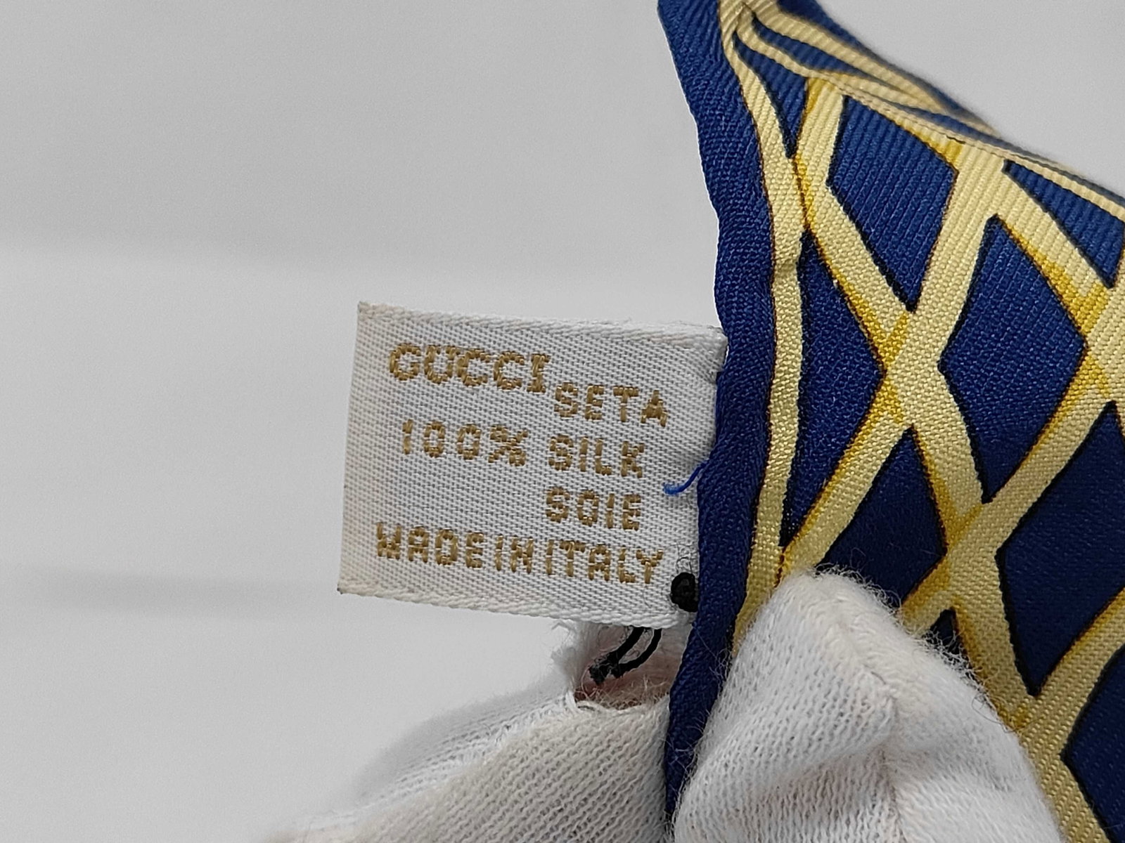 Gucci Silk Scarf in Chinese Vases Pattern by Vittorio Accornero - 4