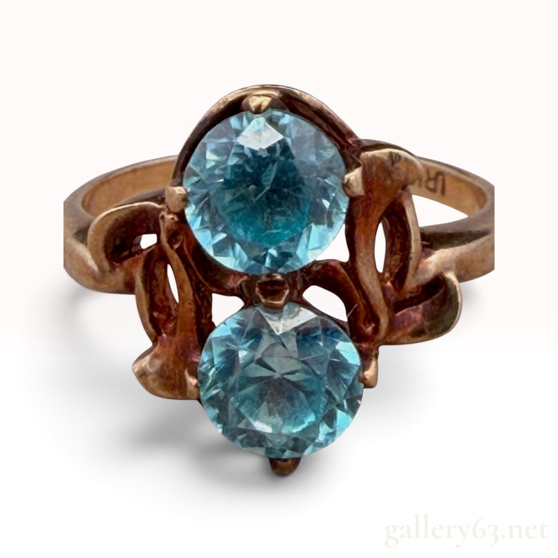 10k Yellow Gold Blue Zircon Ring: The lot features a 10k Yellow Gold Blue Zircon Ring with 0. 0.50 carats blue zircon. Ring size 5.25 2.8 grams. It is offered in good condition.