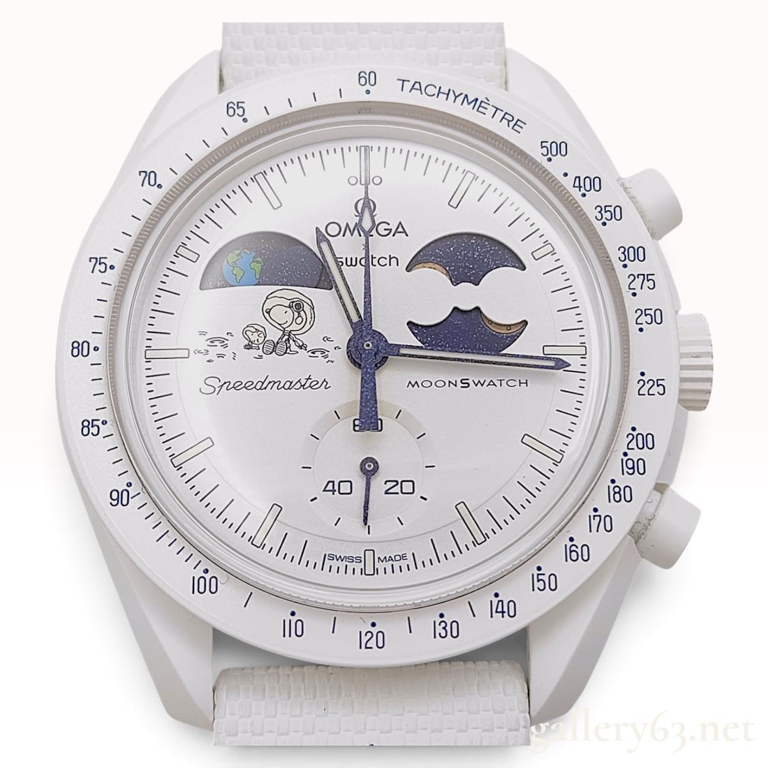 Omega x Swatch Snoopy MoonSwatch Mission to Earthphase White Bioceramic Wristwatch with Box: This item is in excellent pre-owned condition. This Omega x Swatch MoonSwatch chronograph, titled Mission to Earthphase, is crafted from white bioceramic with a matte finish. The white dial features a