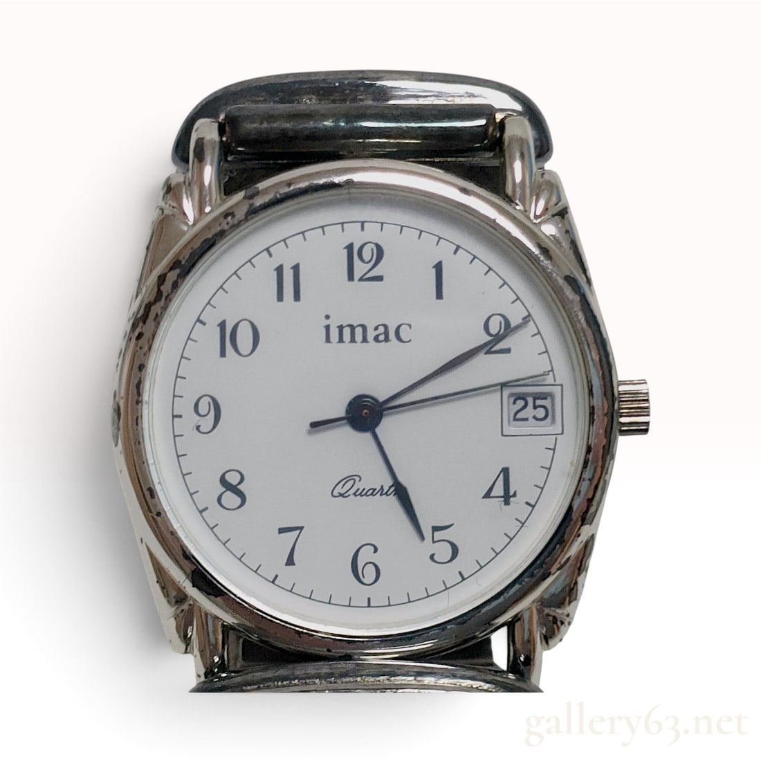 Vintage imac Quartz Watch with Decorative Cuff Bracelet and Date Function: A quartz wristwatch by the brand imac featuring a white dial with black Arabic numeral hour markers and a date window at the 3 o'clock position. The dial is marked with imac below the 12 o'clock posit