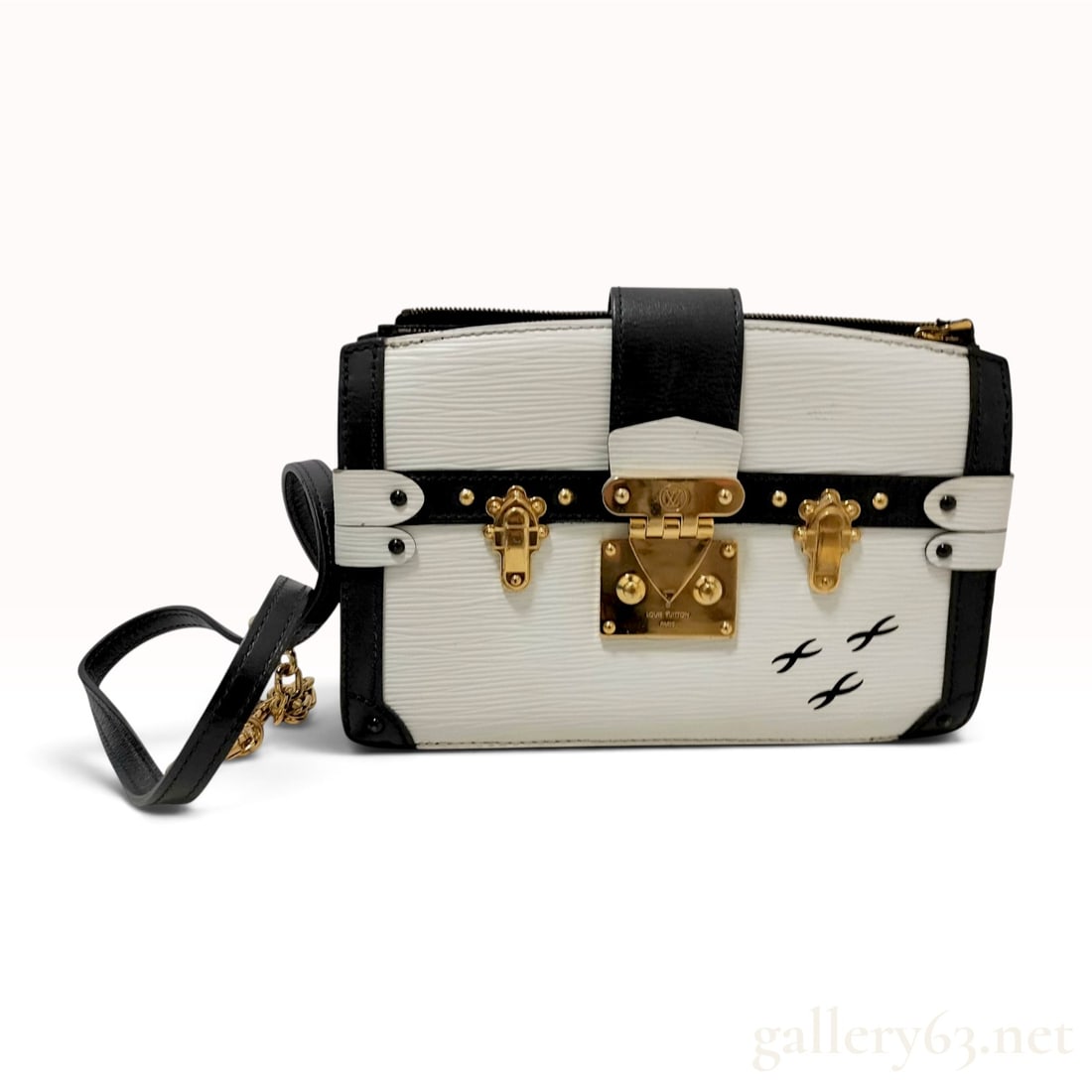 Louis Vuitton White Epi Leather Petite Malle Birds Trunk Bag: A Louis Vuitton Petite Malle Trunk Clutch crafted from white textured Epi leather with black leather trim and three black swallow bird motifs on the lower front corner. The design is inspired by