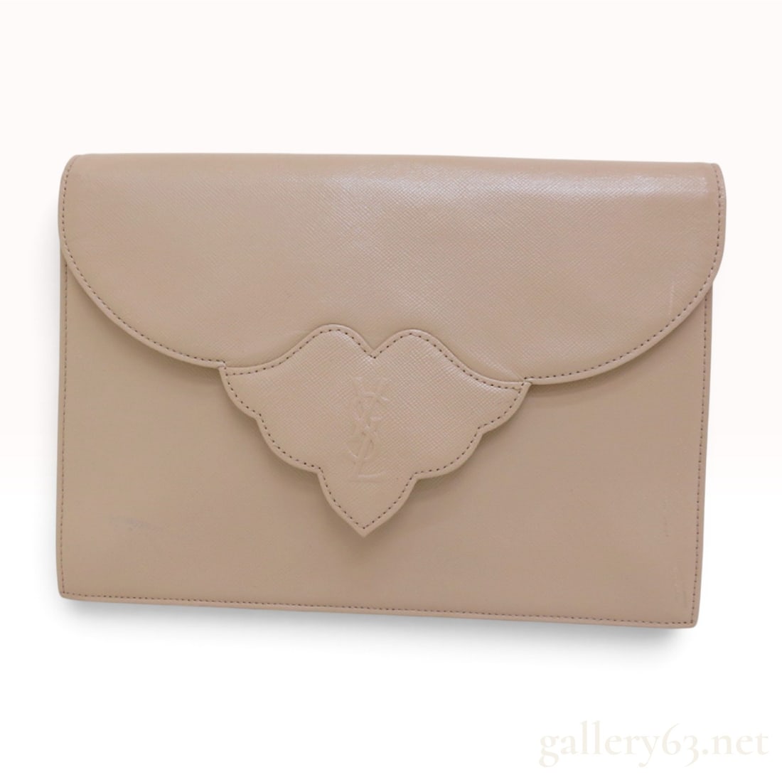 Yves Saint Laurent Beige Saffiano Leather Scalloped Envelope Clutch Bag: This vintage envelope clutch bag by Yves Saint Laurent is constructed from beige Saffiano-textured leather. The exterior features a prominent scalloped or leaf-shaped front flap with a centered, embos