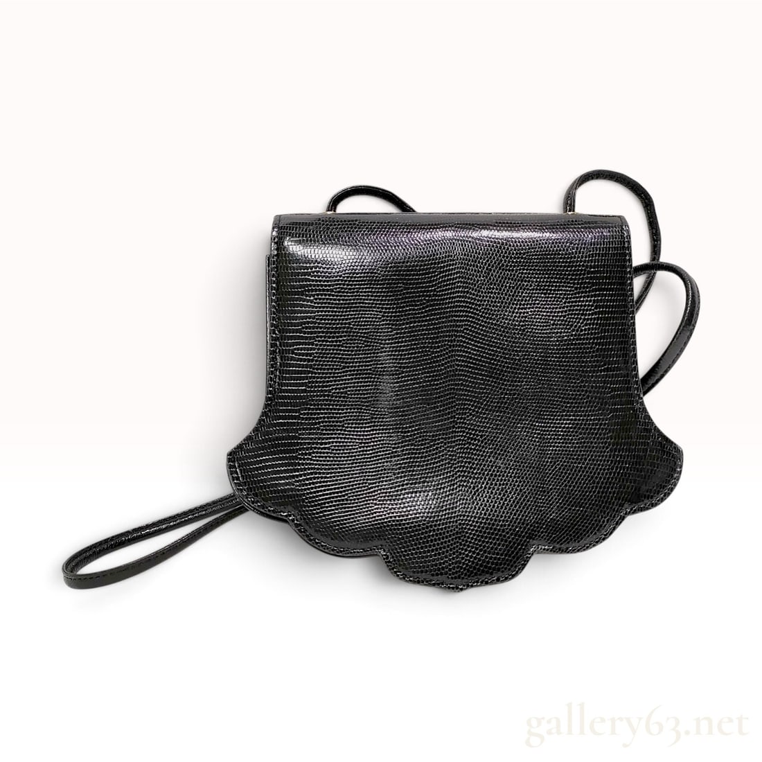 Vintage Yves Saint Laurent Black Lizard Skin Scalloped Shoulder Bag: A vintage Yves Saint Laurent shoulder bag crafted from genuine black lizard skin. The bag features a rectangular upper body with a distinctive five-point scalloped lower edge. It is designed with a fo