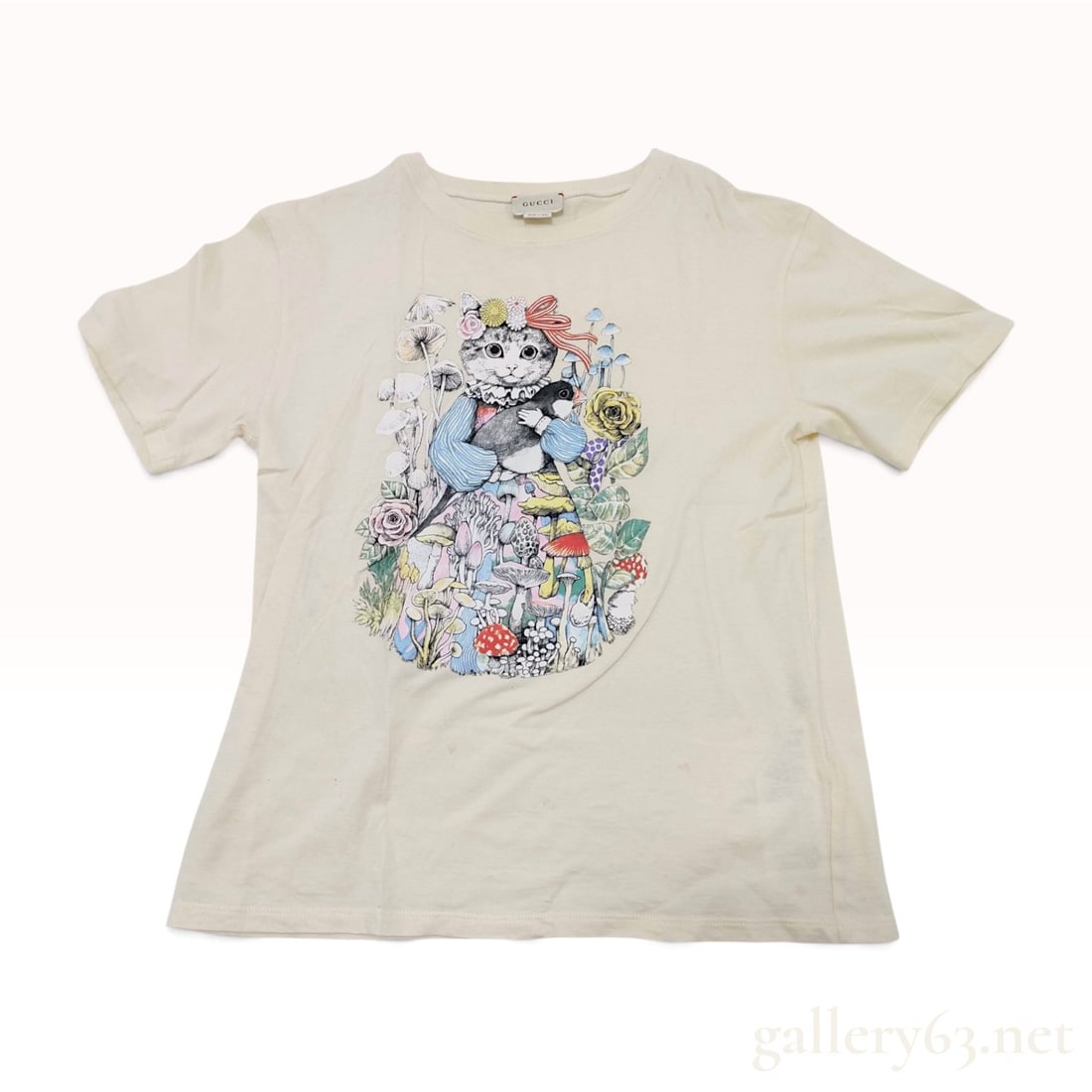 Gucci x Yuko Higuchi Childrens Cat Graphic Cotton T-Shirt Size 12: This is a short-sleeved crew neck childrens t-shirt from a collaboration between Gucci and Japanese artist Yuko Higuchi. The garment is constructed from ivory-colored 100 percent cotton fabric. The fr