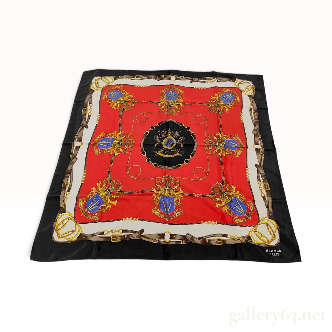 Hermes Numquam Concedendum Silk Scarf: This 100 percent silk scarf by Hermes features the Numquam Concedendum pattern. The design centers on a heraldic coat of arms with the motto DIEU ET MON DROIT, surrounded by stylized gold acanthus lea