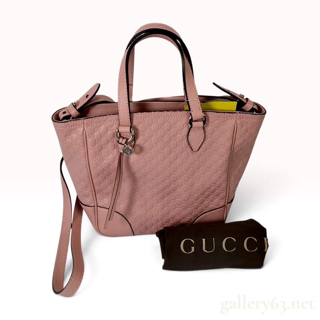 Gucci Microguccissima Bree Small Pink Leather Tote Bag: Brand new condition. This Gucci Bree small tote is crafted from soft pink Microguccissima embossed leather, characterized by the repeating interlocking GG logo pattern. The design features smooth leat