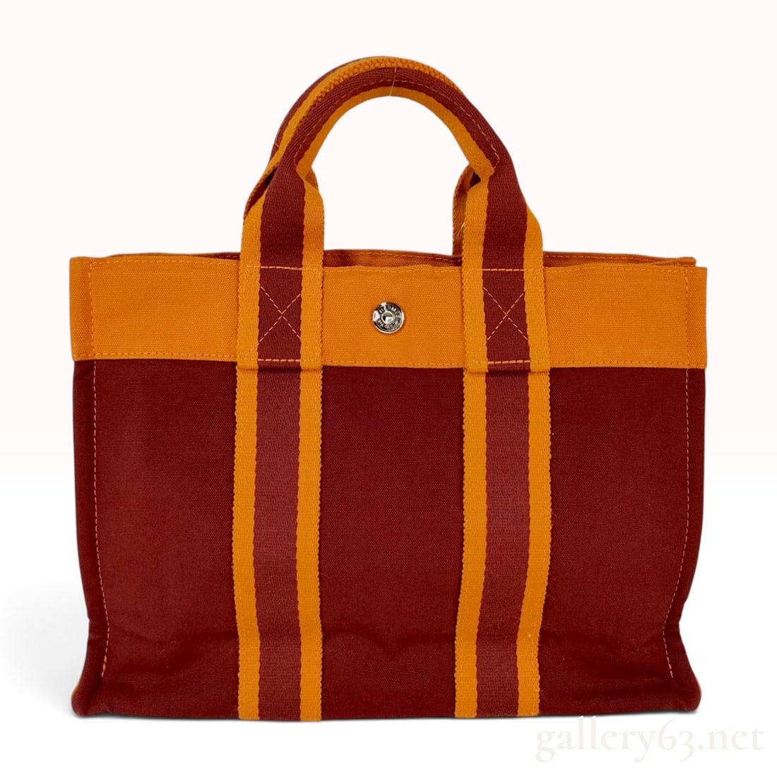 Hermes Fourre Tout PM French Festival of Hawaii 2002 Limited Edition Canvas Tote Bag: Hermes Fourre-Tout PM tote bag, a limited edition release produced for the French Festival of Hawaii in 2002. The bag is crafted from heavy-weight cotton canvas in a two-tone burgundy and orange color