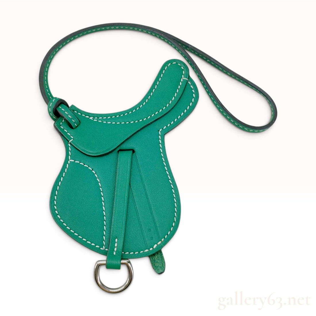 Hermes Paddock Selle Vert Vertigo Green Leather Saddle Bag Charm with Box: This item is in excellent condition. A Hermes Paddock Selle bag charm crafted from Vert Vertigo green leather in the form of an equestrian saddle. The accessory features distinctive contrast white top