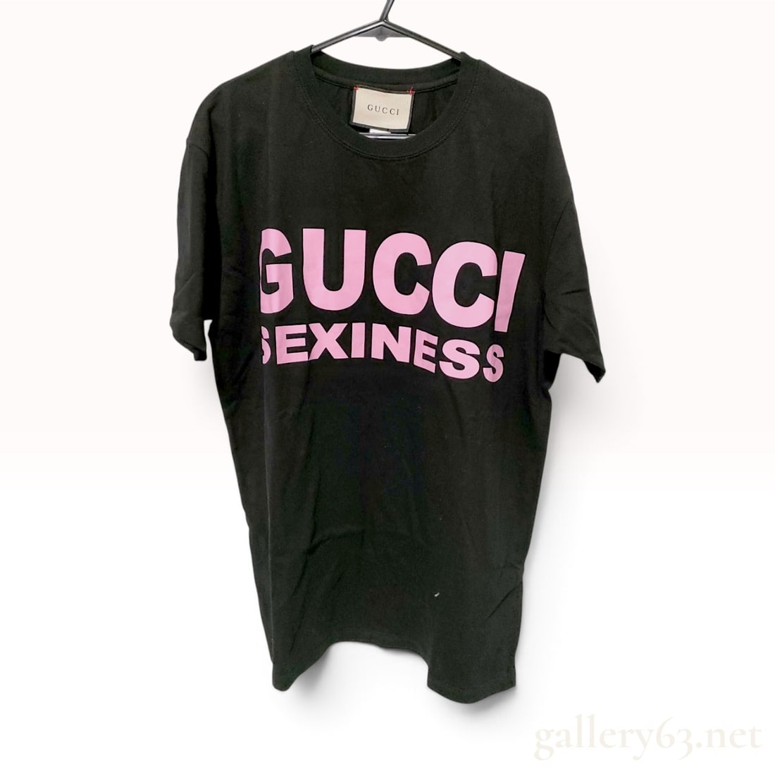 Gucci Sexiness Logo Oversized T-Shirt in Black and Pink: An authentic Gucci short-sleeve crew neck T-shirt from the Fall/Winter 2020 Sexiness collection. The garment is made of black cotton jersey and features a prominent screen-printed graphic on the