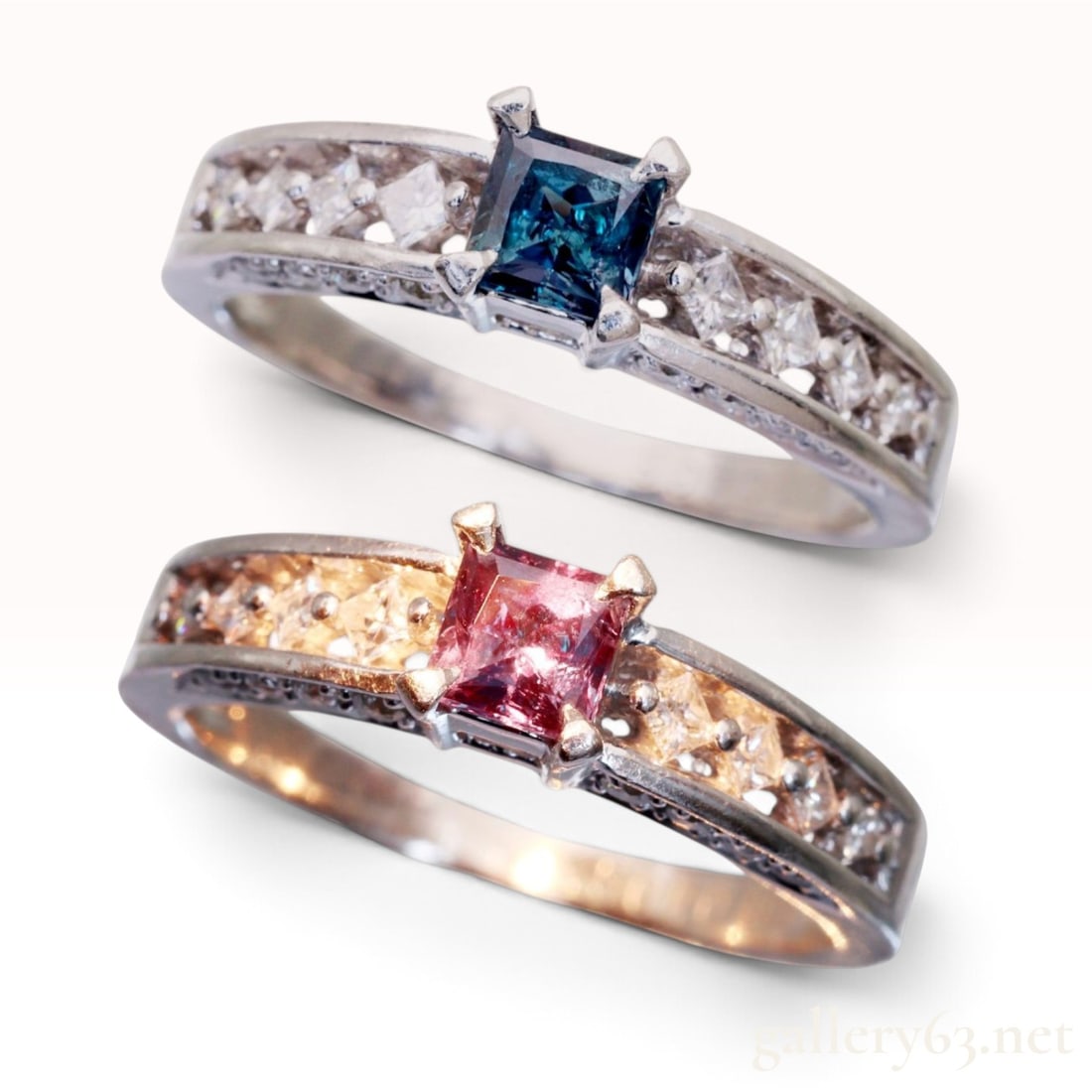 Pt900 Platinum 0.406ct Natural Color Change Alexandrite and 0.30ctw Natural Diamond Ring: This Pt900 platinum ring is centered with a square princess-cut natural alexandrite. The gemstone features a distinct color-change property, transitioning from a teal blue-green in daylight to a reddi