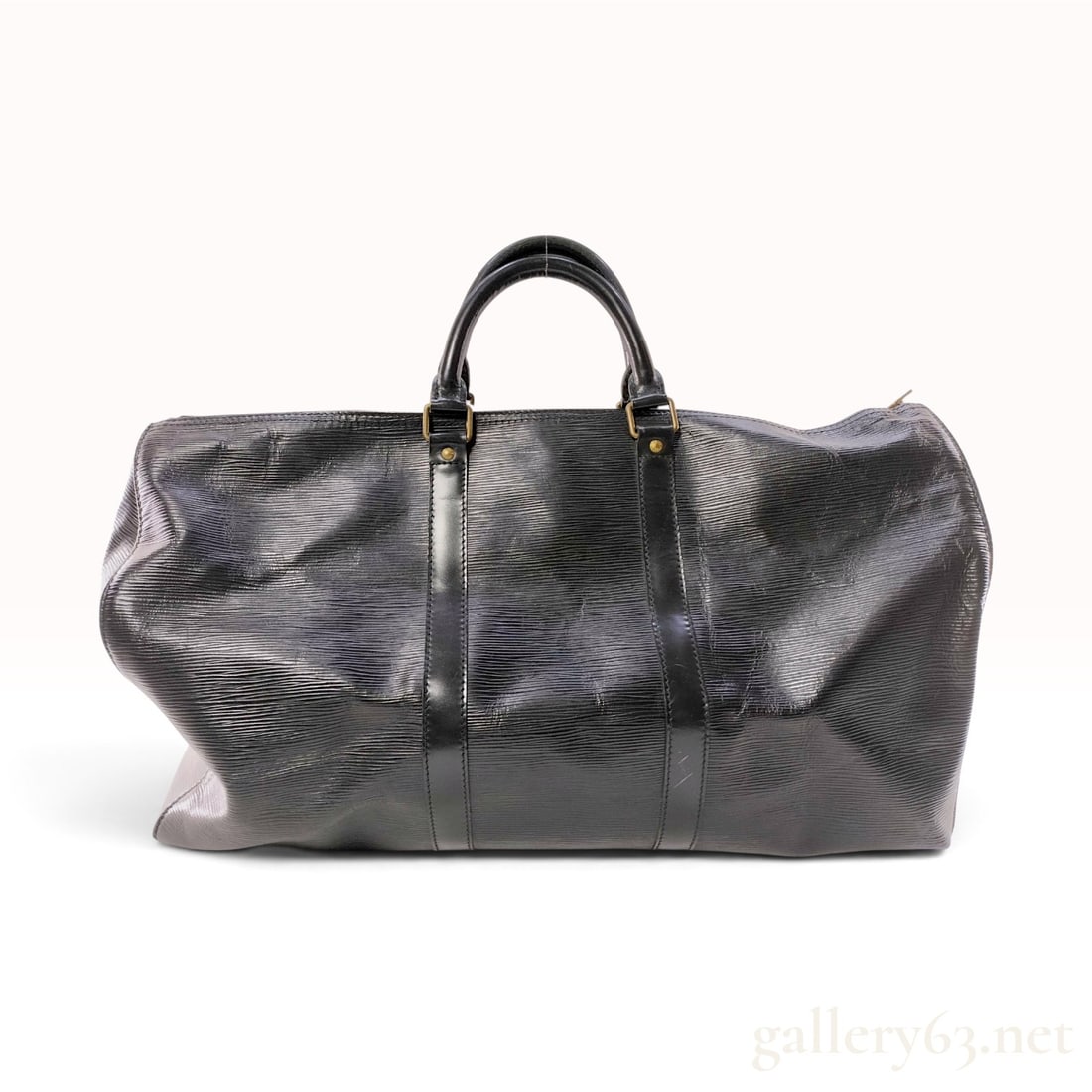 Louis Vuitton Keepall 50 Black Epi Leather Travel Bag: This Louis Vuitton Keepall 50 travel bag is crafted from black Epi leather featuring its signature horizontal textured grain and smooth leather trim. The bag is designed with a double zip-top closure,