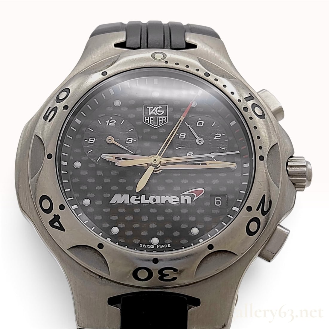 Circa 2001 TAG Heuer Kirium McLaren MP4-16 Titanium Chronograph Wristwatch with Card: This TAG Heuer Kirium McLaren MP4-16 limited edition chronograph wristwatch features a matte-finished titanium case and a unidirectional rotating bezel. The grey dial displays a carbon fiber weave pat