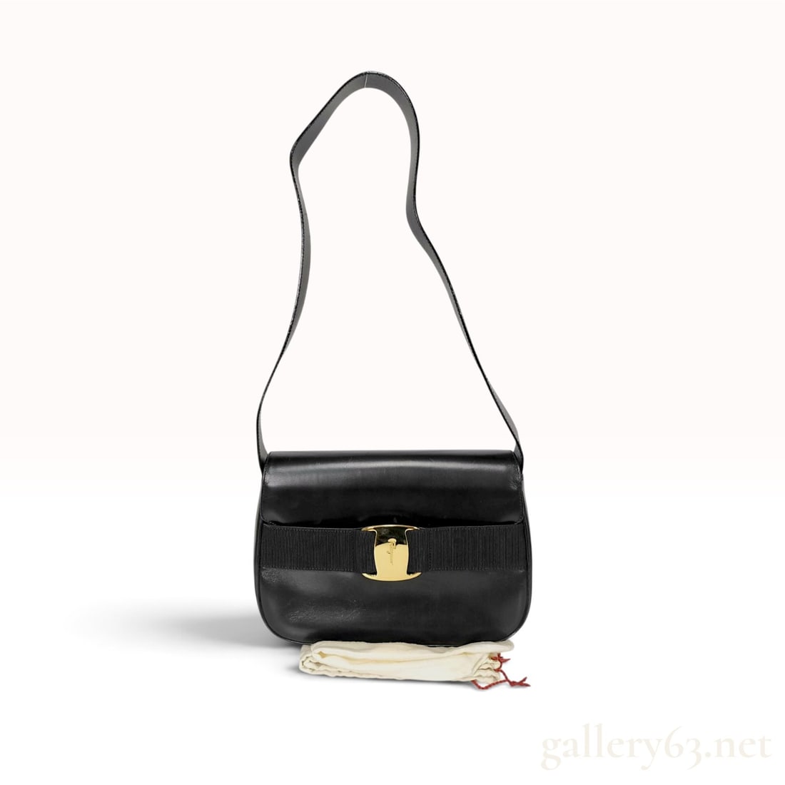 Vintage Salvatore Ferragamo Vara Bow Black Leather Shoulder Bag with Dust Bag: This Salvatore Ferragamo Vara bow shoulder bag is crafted from smooth black leather with a coordinating grosgrain ribbon accent across the front flap. The exterior features a single flat leather shoul