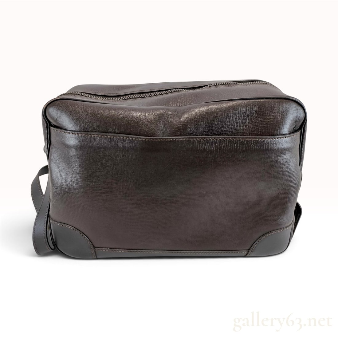 Louis Vuitton Reporter Utah Brown Leather Messenger Bag: This Louis Vuitton Reporter messenger bag is crafted from dark brown Utah leather, a drummed calfskin with a natural grain, complemented by smooth leather reinforcements and piping. The rectangular si