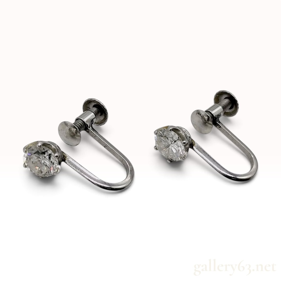Vintage Pt900 Platinum and 0.52ctw Natural Diamond Screw-Back Earrings: A matched pair of vintage screw-back earrings crafted from Pt900 platinum and set with natural diamonds. Each earring features a round brilliant-cut natural diamond secured within a traditional six-pr