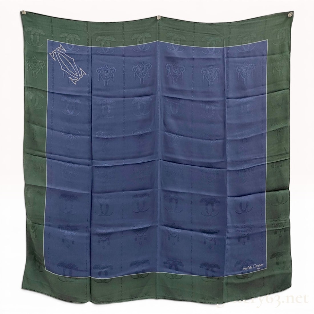 Vintage Cartier Must de Cartier Navy Blue and Green Silk Scarf 90 cm: This Cartier silk scarf is crafted from silk jacquard featuring a navy blue central field and dark green borders. The fabric is woven with a tone-on-tone jacquard pattern depicting repeating Cartier d
