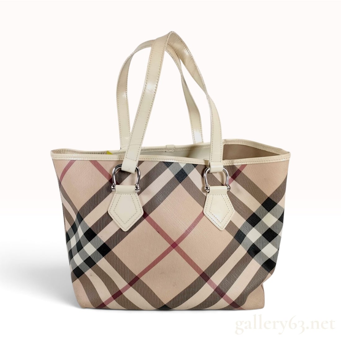Burberry Nova Check Cream Patent Leather Trim Tote Bag: This Burberry tote bag is crafted from PVC-coated canvas in the signature Nova Check pattern, characterized by a beige ground with black, white, and red stripes. The bag is trimmed with off-white