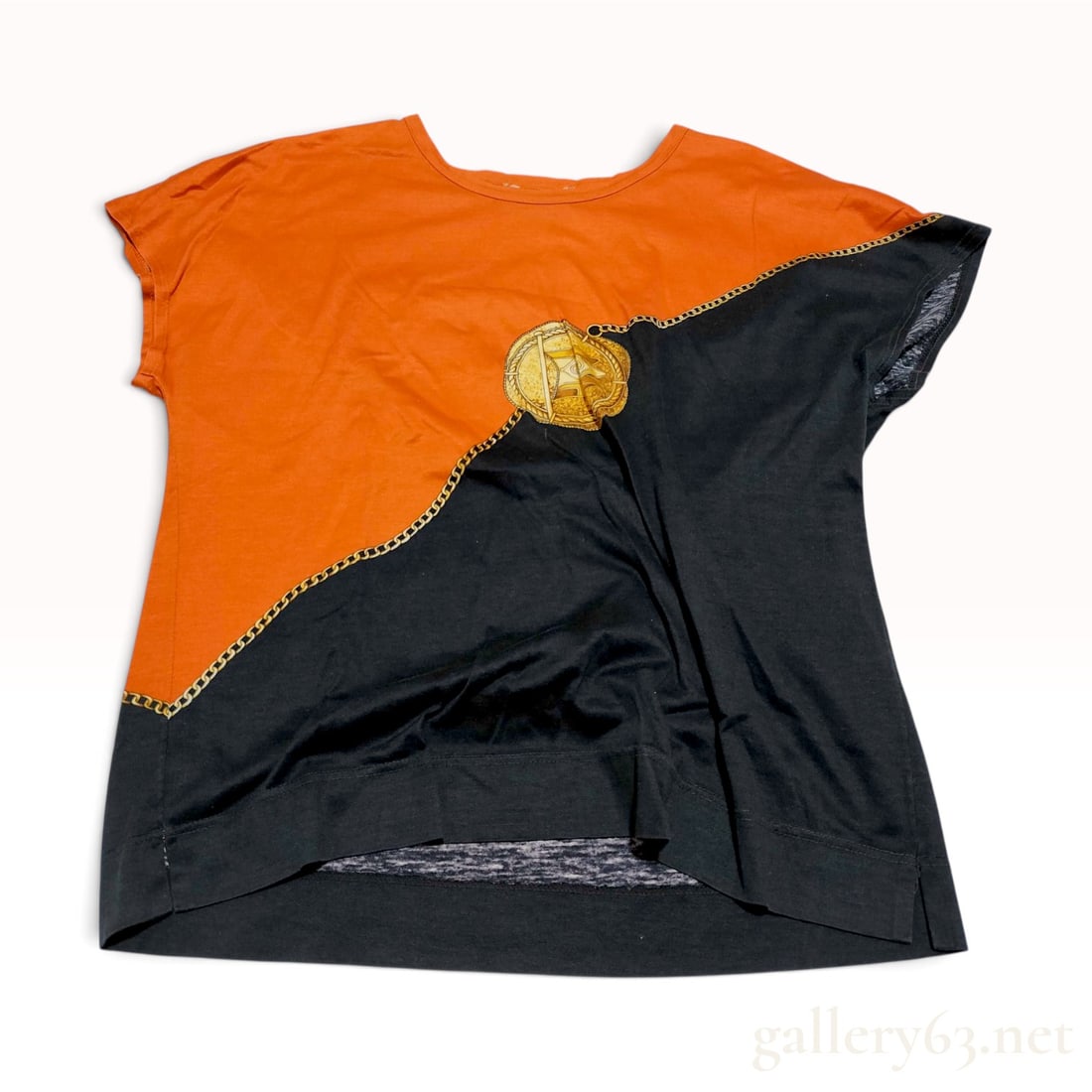 Vintage Gucci Color-Block Chain Print Orange and Black Cotton T-Shirt Small: A vintage Gucci short-sleeved t-shirt in a diagonal color-block design of orange and black. The two fields are separated by a printed gold-link chain pattern that runs across the front and continues o