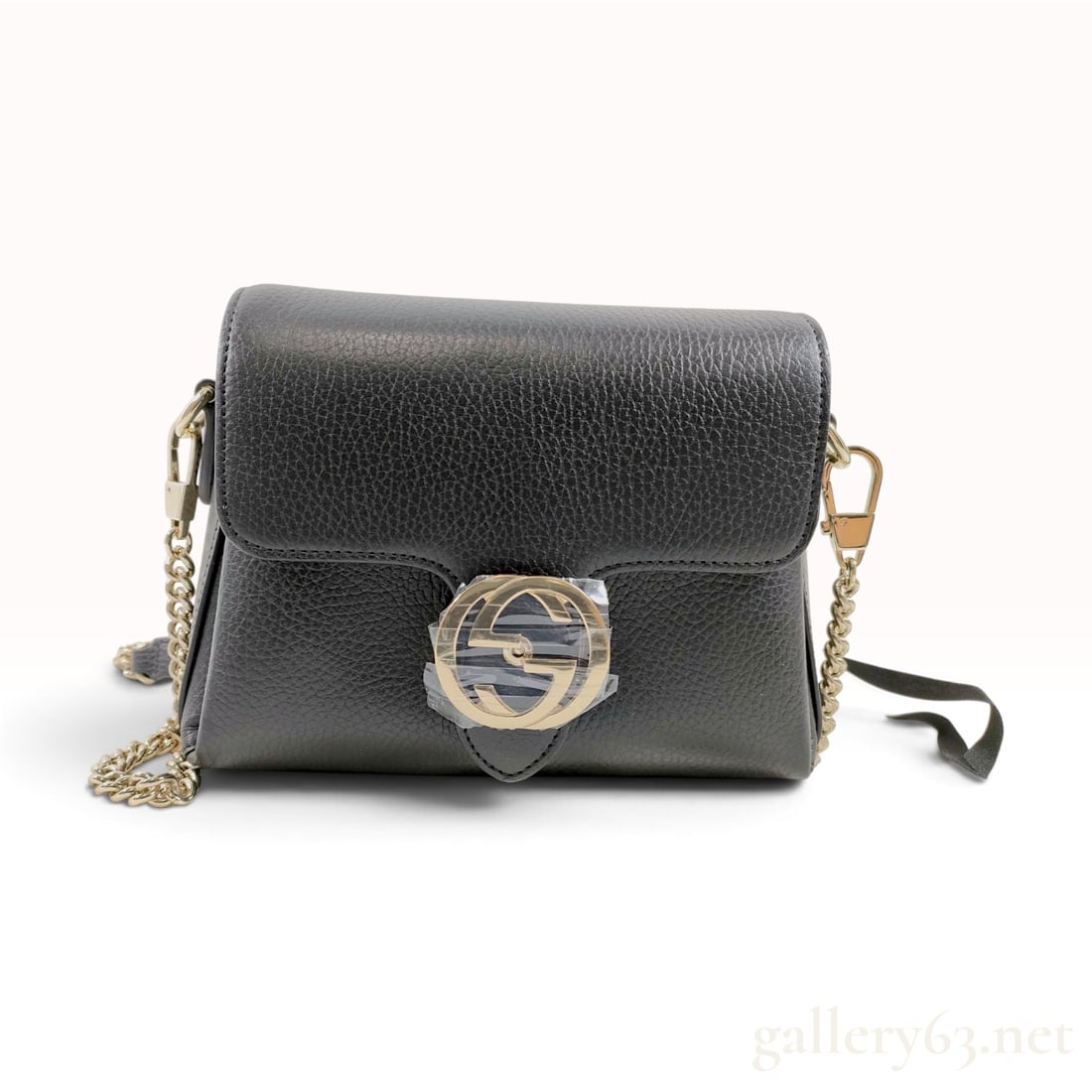 Gucci Interlocking G Black Pebbled Leather Crossbody Bag: This Gucci Interlocking G crossbody bag is crafted from black pebbled Dollar Calf leather. The bag features a structured silhouette with a front flap secured by a polished light gold-tone interlocking