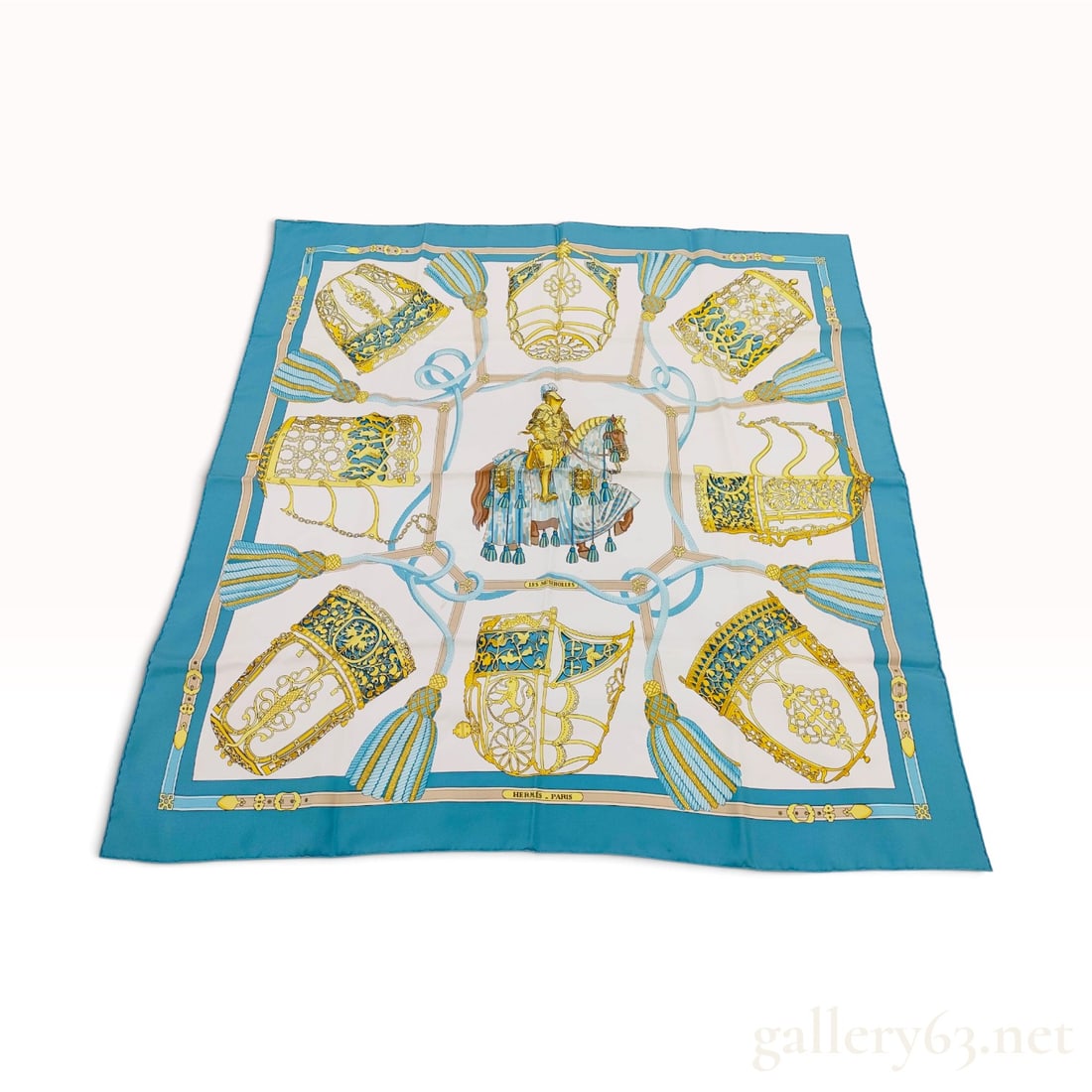 Vintage Hermes Les Museirolles Teal Blue Silk Carre 90: This is a Hermes silk carre 90 in the Les Museirolles pattern designed by Philippe Ledoux. The equestrian theme features a central knight in full armor on horseback, surrounded by ornate bridles, muzz