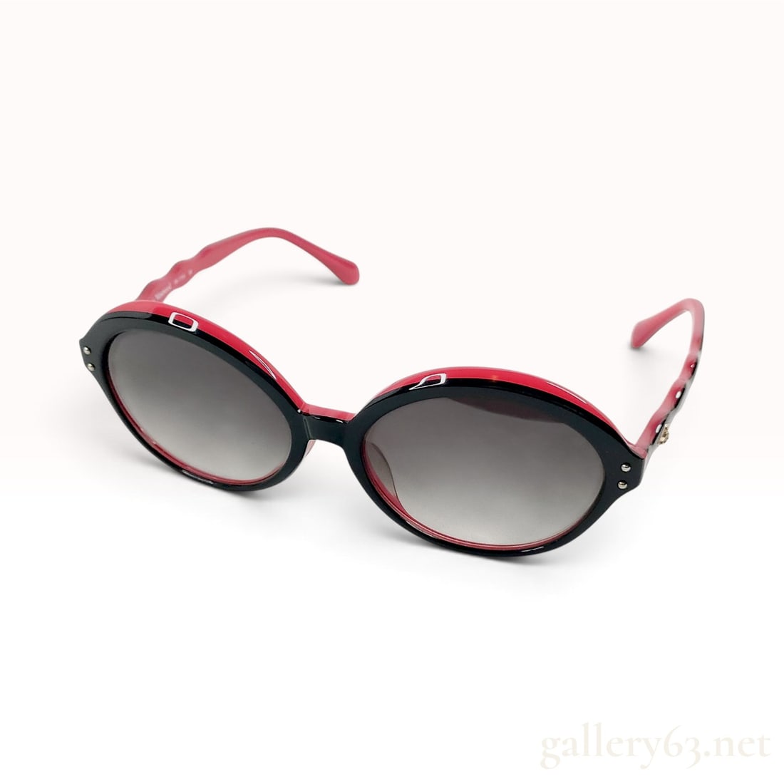 Vivienne Westwood VW-7759 BR Black and Red Acetate Rounded Sunglasses: These Vivienne Westwood rounded-frame sunglasses are constructed from layered acetate featuring a black exterior over a bright red interior and backing. The oversized frames include two silver-toned r