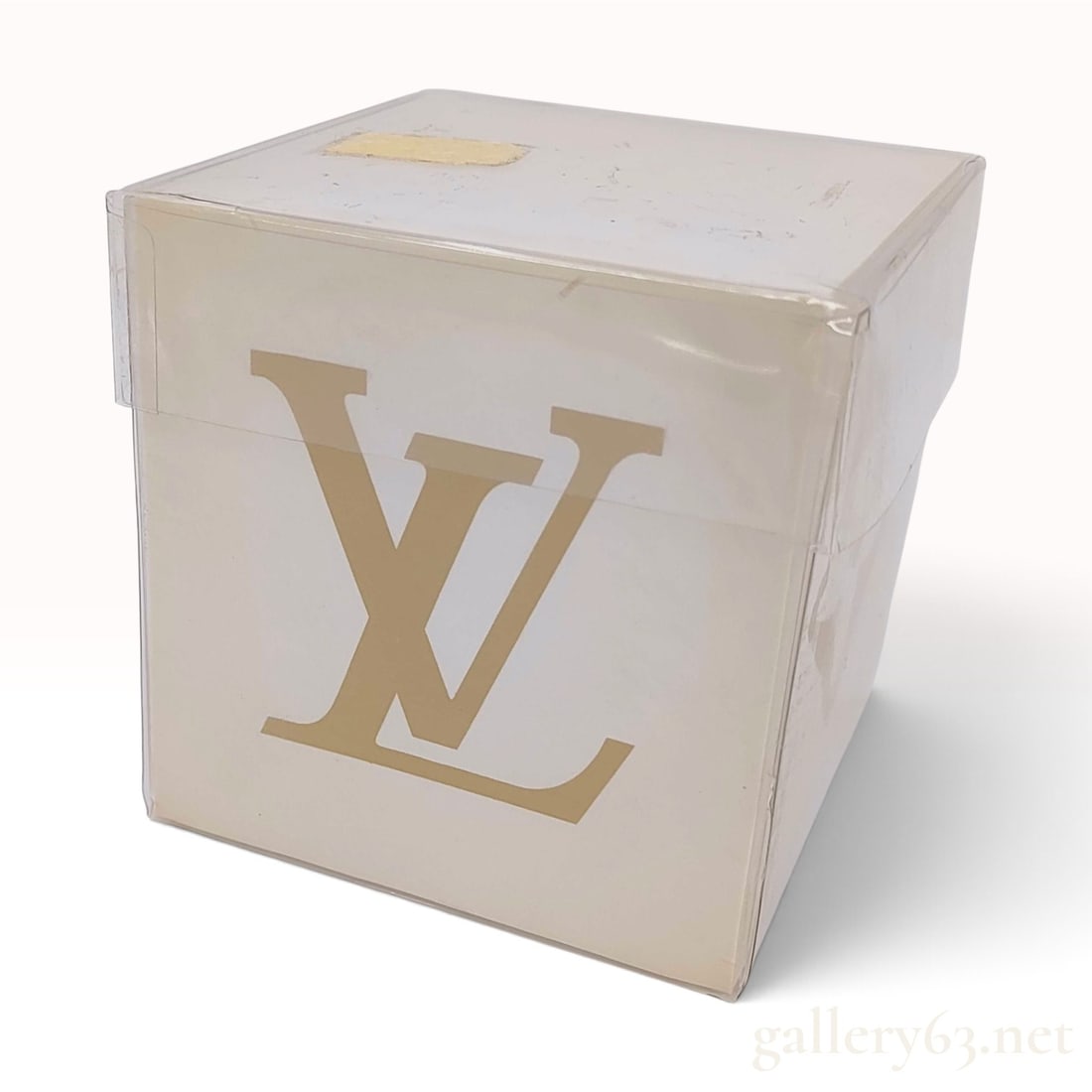 Louis Vuitton Monogram Motif Cube Memo Block Desk Accessory with Box: This monogram motif cube memo block is crafted from a thick stack of individual cream-colored paper sheets. The sides are printed with large metallic gold-tone motifs, including a stylized overlapping