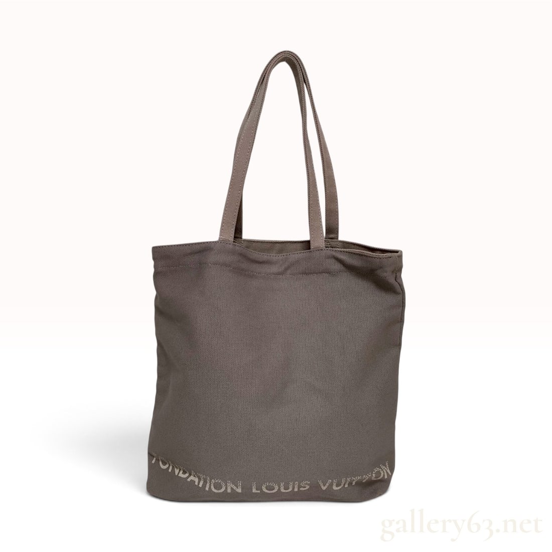 Fondation Louis Vuitton Museum Shop Gray Canvas Tote Bag: This Fondation Louis Vuitton tote bag is crafted from woven cotton canvas in a gray colorway. The design features an open top with two matching woven webbing handles for shoulder or hand carry. The ex
