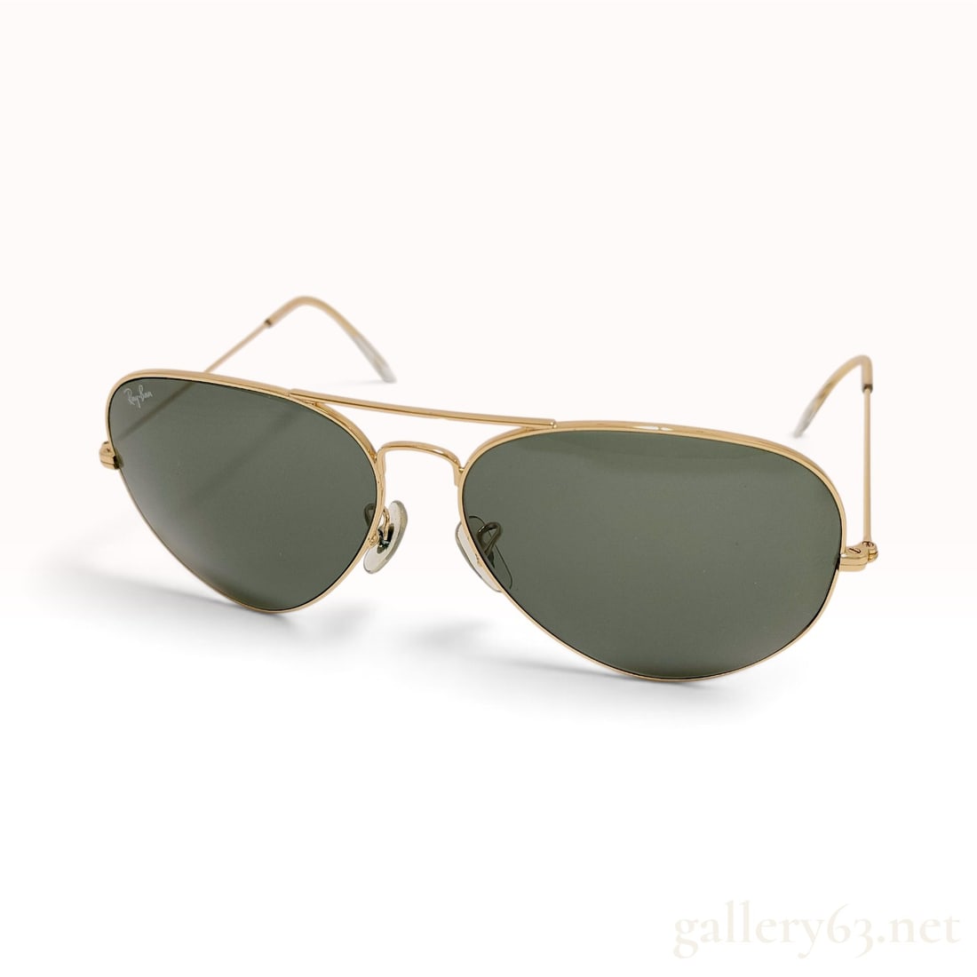 Ray-Ban RB 3026 Aviator Large Metal II Gold-Toned Metal Sunglasses: This pair of Ray-Ban RB 3026 Aviator Large Metal II sunglasses is crafted with a gold-toned metal frame and teardrop-shaped dark green G-15 glass lenses. The design incorporates a double bridge and ad