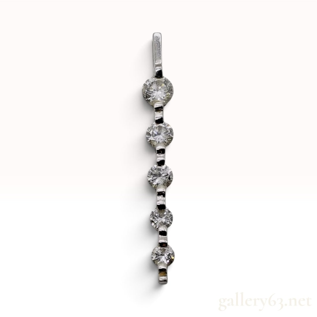 Pt900 and 0.50ctw Natural Diamond Journey Graduated Bar Pendant: A contemporary journey bar pendant crafted in Pt900 platinum. The vertical linear design features five graduated natural diamonds in round brilliant cuts, arranged in a descending sequence from the to