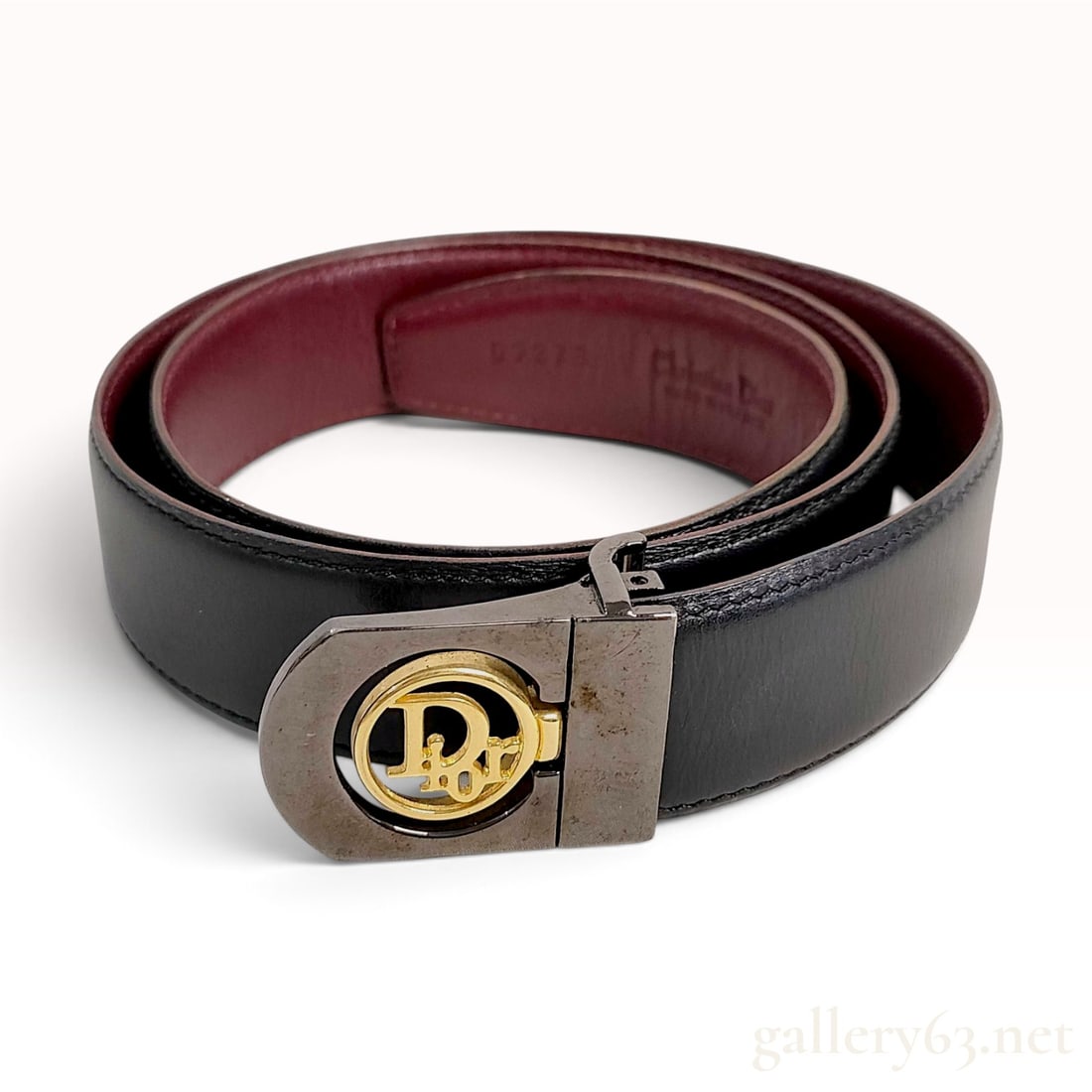 Vintage Christian Dior Reversible Black and Burgundy Leather Belt 105cm: This Christian Dior reversible belt is crafted from smooth leather in a black and burgundy colorway. The strap is finished with tonal perimeter stitching and contains five adjustment holes. The hardwa