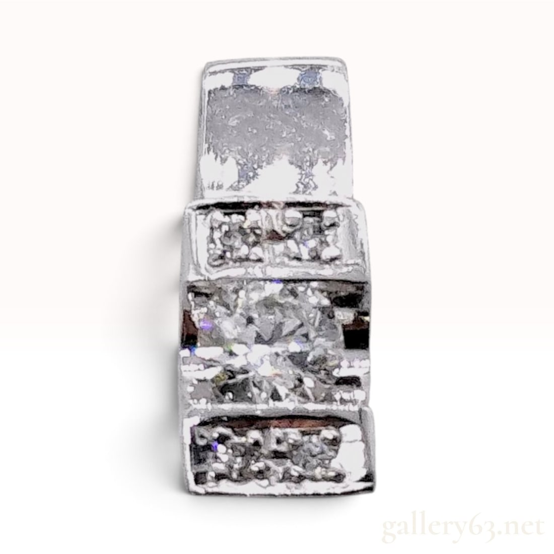 14KWG and 0.139ctw Natural Diamond Slider Pendant: This 14 karat white gold slider pendant features a modern U-shaped geometric design with a polished finish. The center is set with a single 0.119ct round brilliant cut natural diamond in a semi-bezel 
