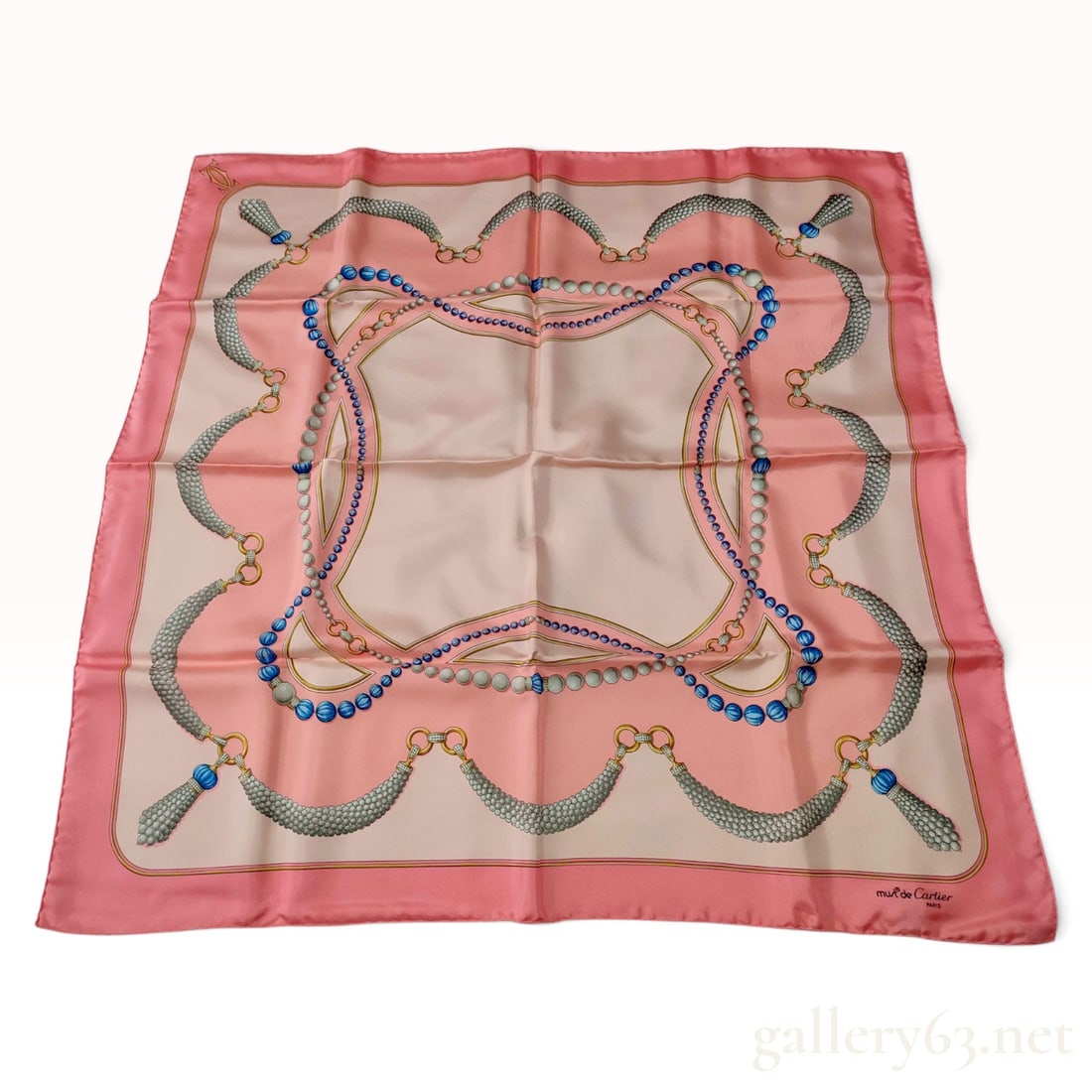 Vintage must de Cartier Jewelry Motif Pink Silk Scarf 90 cm with Box: This must de Cartier silk scarf is decorated with an ornate jewelry-themed motif. The design features draped strands of white pearls, blue beads, and gold-tone chain links with tassel accents set agai