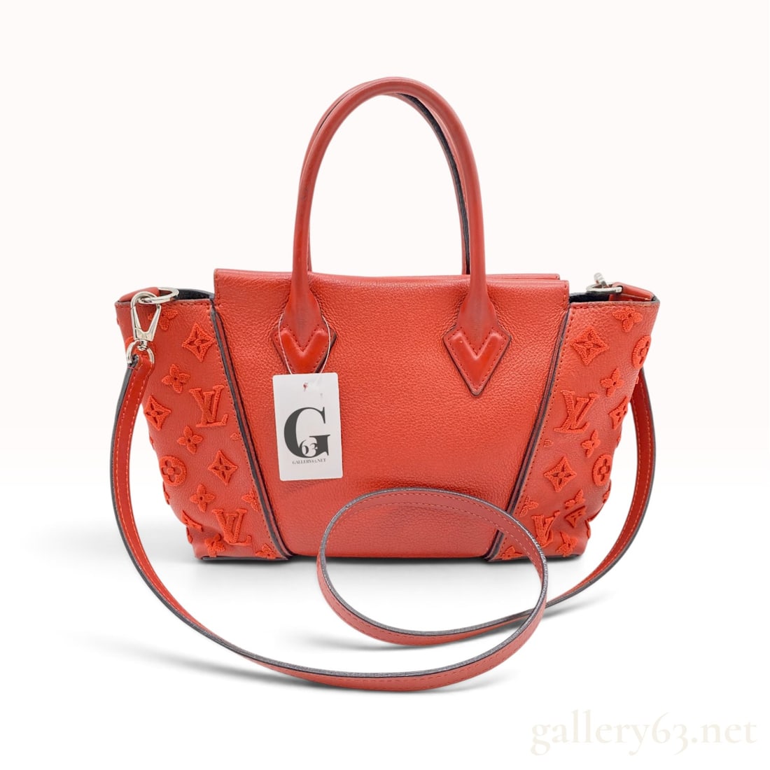 Louis Vuitton Red Veau Cachemire Tuffetage W BB Tote Bag with Shoulder Strap: This Louis Vuitton W BB tote bag is crafted from red grained Veau Cachemire leather with a tripartite construction. The expanding side panels and base corners are decorated with the house's signature 
