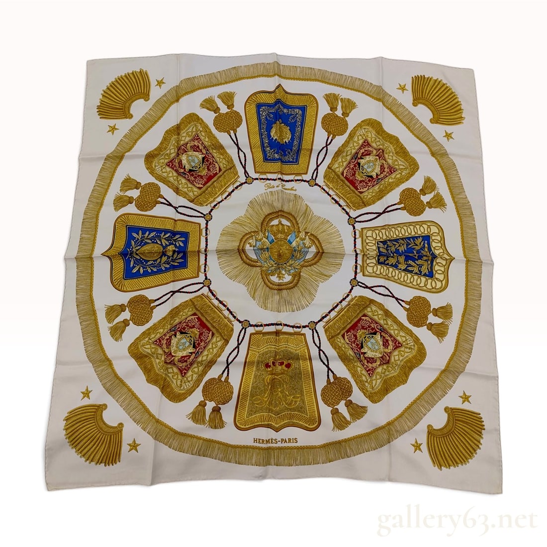 Vintage Hermes Poste et Cavalerie White and Gold Silk Carre 90: This Hermes silk carre 90 is crafted from silk twill in the Poste et Cavalerie pattern designed by Joachim Metz. The equestrian-themed composition features a central coat of arms surrounded by eight o
