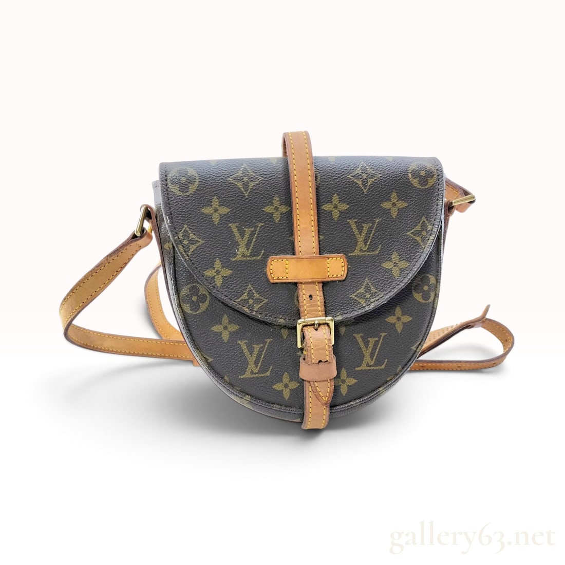 Vintage Louis Vuitton Monogram Chantilly GM Crossbody Bag: This Louis Vuitton Chantilly GM crossbody bag is crafted from signature monogram coated canvas with natural vachetta leather trim. The saddle-style silhouette features a front flap closure secured by 