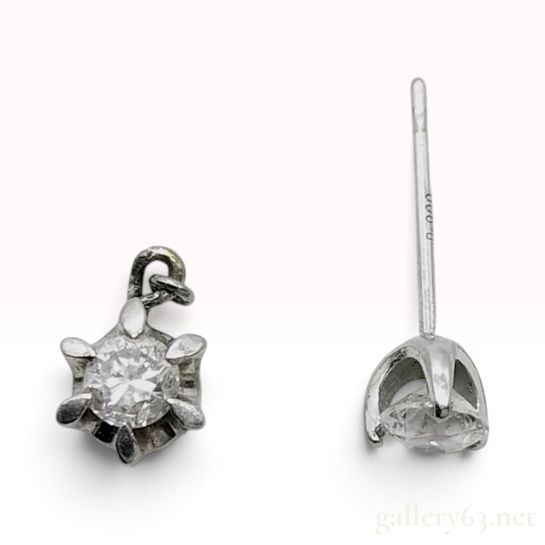 Pt900 Platinum and 0.40ctw Natural Diamond Pendant and Single Stud Earring: This lot comprises two non-matching solitaire jewelry components crafted in Pt900 platinum, each featuring a round brilliant-cut natural diamond. The stud earring is designed with a three-prong martin