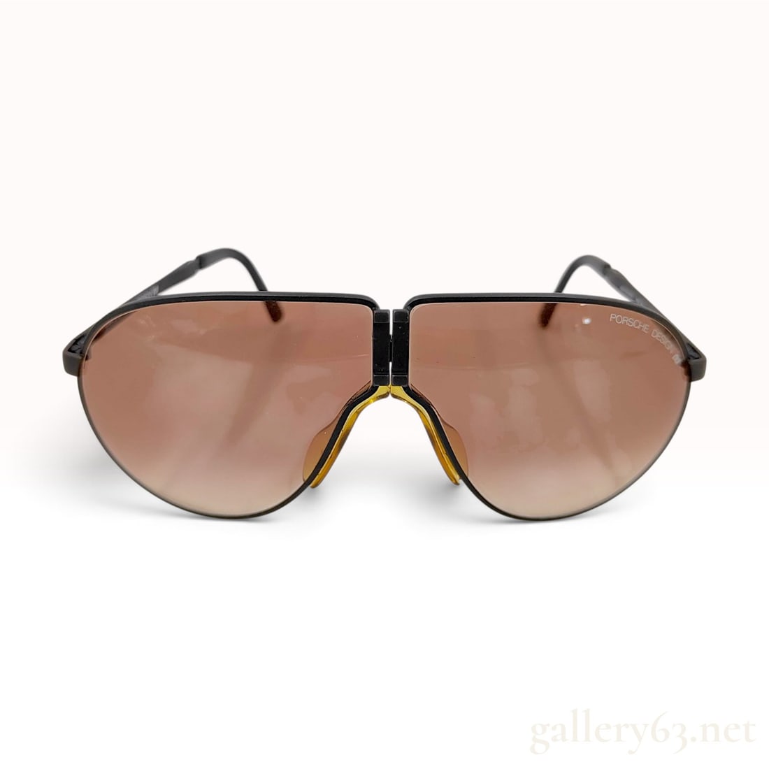 Vintage Carrera Porsche Design 5622 Matte Black Folding Sunglasses: This pair of Carrera Porsche Design folding sunglasses, model 5622, is crafted with a matte black metal aviator frame and brown gradient plastic lenses. The design features a multi-point articulation 