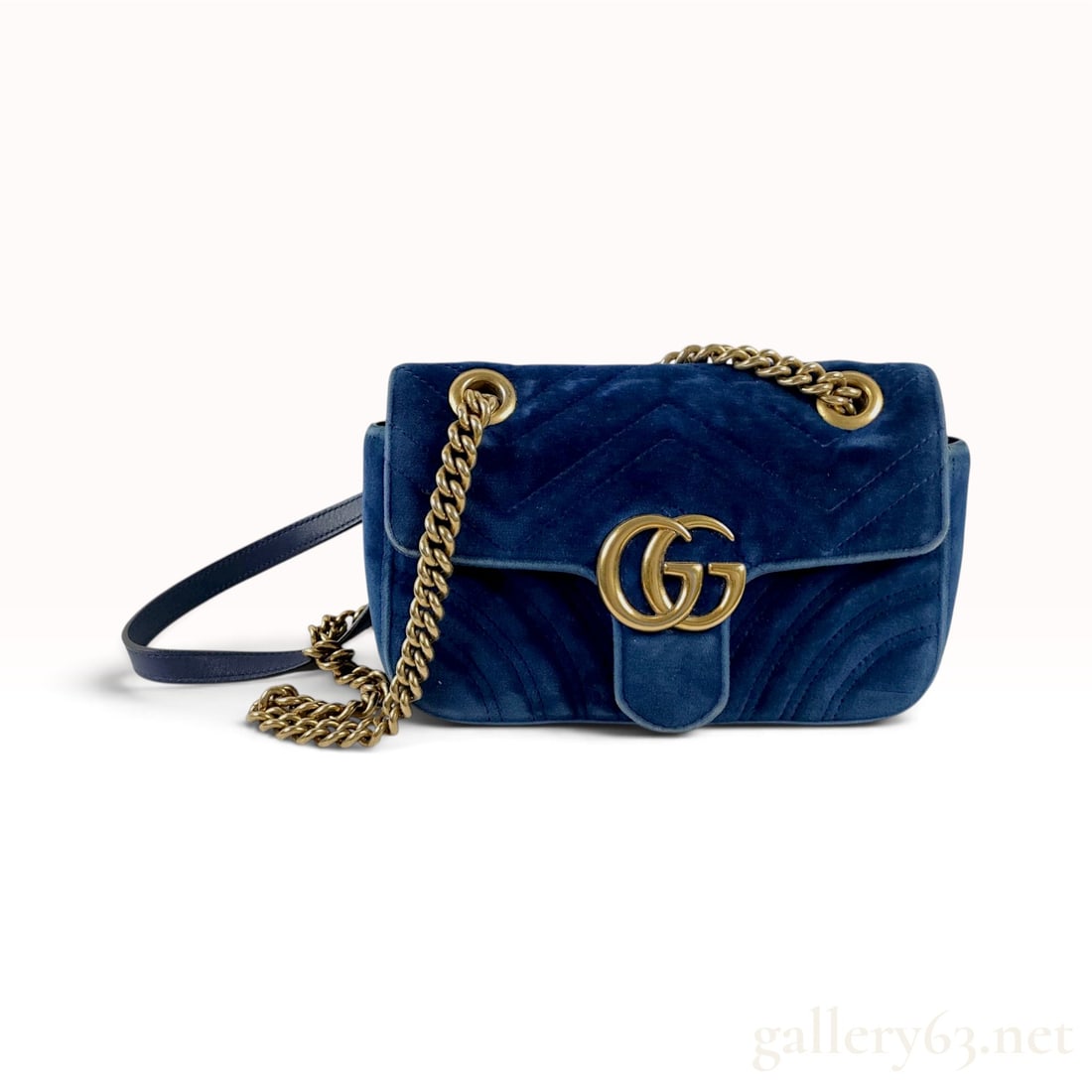 Gucci GG Marmont Blue Matelasse Velvet Small Shoulder Bag: This Gucci GG Marmont small shoulder bag is crafted from cobalt blue matelasse chevron quilted velvet with navy blue leather trim and a sliding chain shoulder strap. The exterior features the signatur