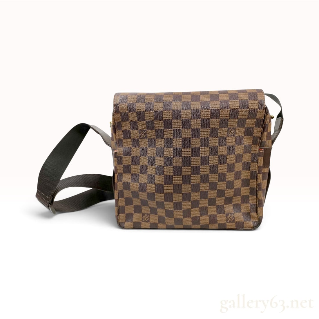 Vintage Louis Vuitton Damier Ebene Naviglio Messenger Bag: This Louis Vuitton Naviglio messenger bag is crafted from signature Damier Ebene coated canvas with dark brown leather trim and a wide, adjustable chocolate brown textile shoulder strap. The design fe