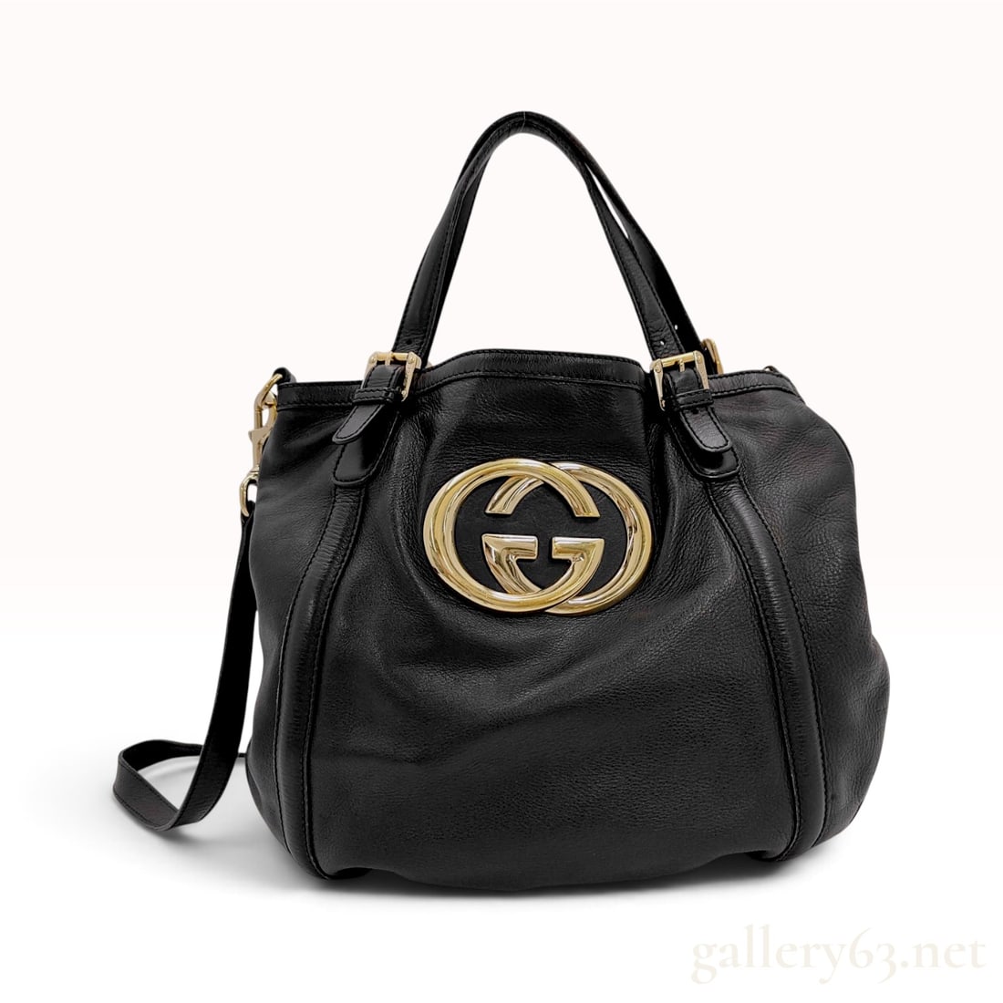Vintage Gucci Black Britt Pebbled Leather Interlocking G Tote Bag: This Vintage Gucci Britt tote bag is crafted from black pebbled leather with gold-tone hardware. The front features a prominent interlocking G logo in gold-tone metal. The bag is designed with dual to