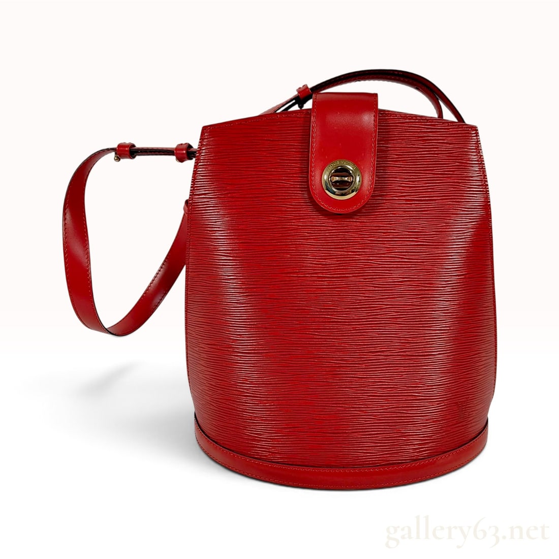 Vintage Louis Vuitton Cluny Castilian Red Epi Leather Shoulder Bag: This Louis Vuitton Cluny shoulder bag is crafted from textured Epi leather in Castilian Red. The bag features a structured bucket silhouette with a front flap and a circular gold-tone turn-lock closur