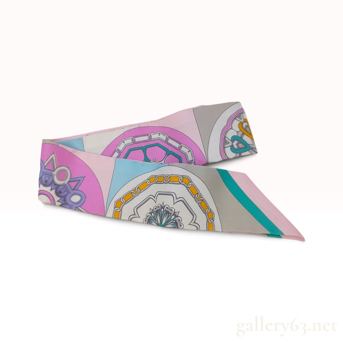 Herm?¨s L'Effet Kaleidoscope Silk Twilly Scarf with Box: This Herm?¨s silk Twilly scarf is crafted from silk twill and features the L'Effet Kaleidoscope pattern. The design consists of vibrant equestrian motifs, including bits, chains, and rosettes, arrang