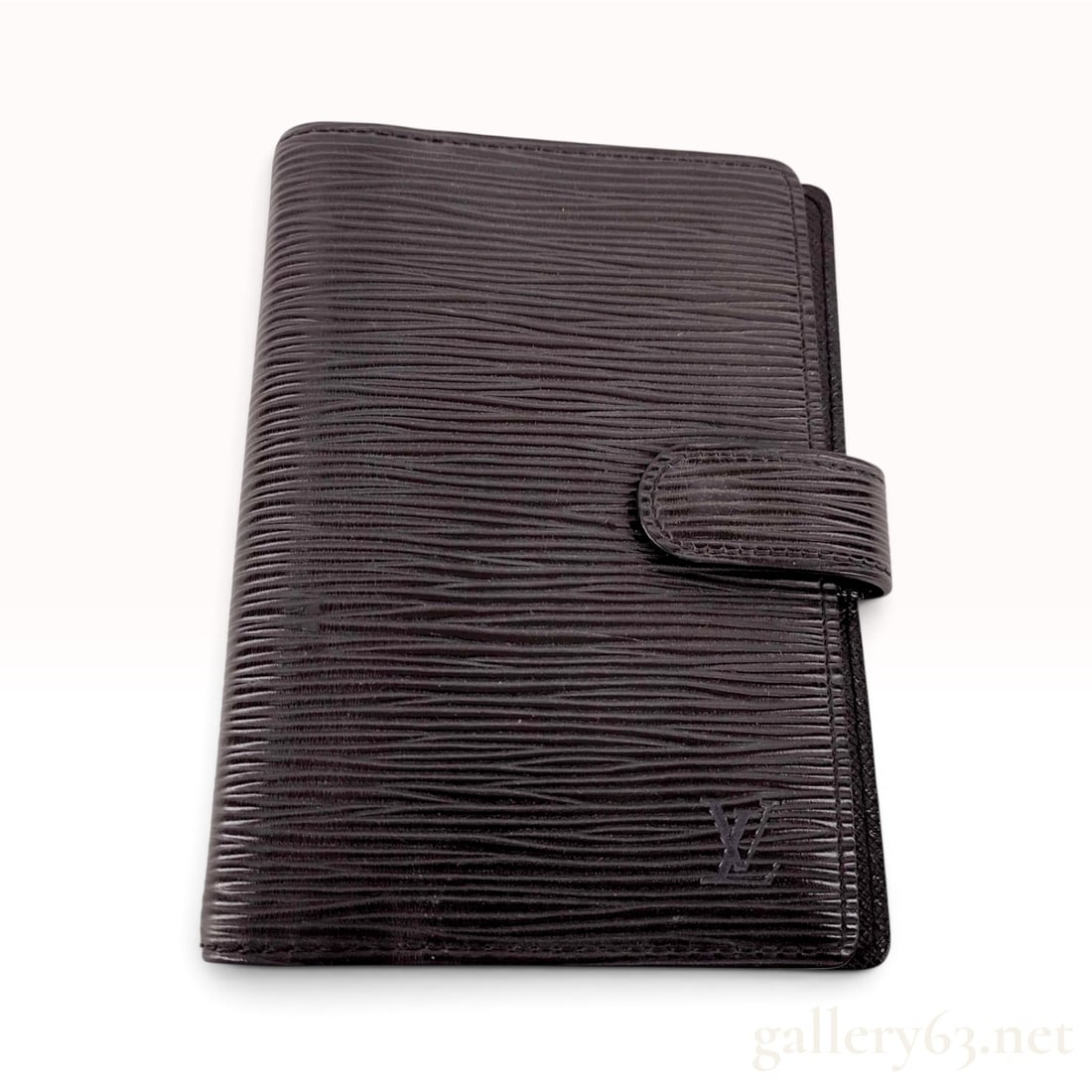 Vintage Louis Vuitton Noir Epi Leather Agenda PM Cover: This Louis Vuitton Agenda PM cover is crafted from Noir black Epi leather featuring the signature horizontal linear texture. The exterior is designed with a wrap-around strap and snap button closure, 